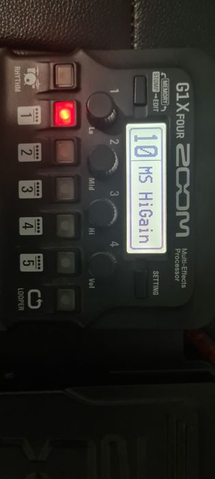 Pedaleira Zoom g1x four