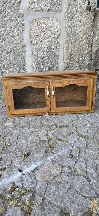 Armário de arrumos em madeira