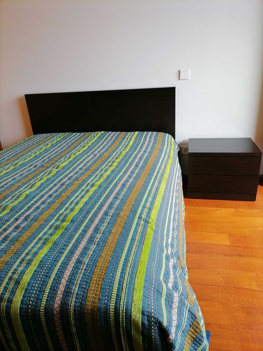 Cama de casal castanho wengue da Antarte e mesinhas de cabeceira