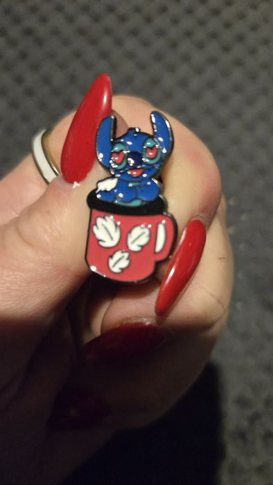 Przypinka Stitch w kubku.