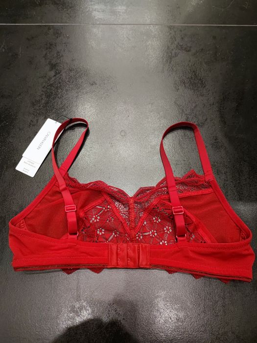 Koronkowy biustonosz Calvin Klein w pięknym czerwonym kolorze. TANIEJ!