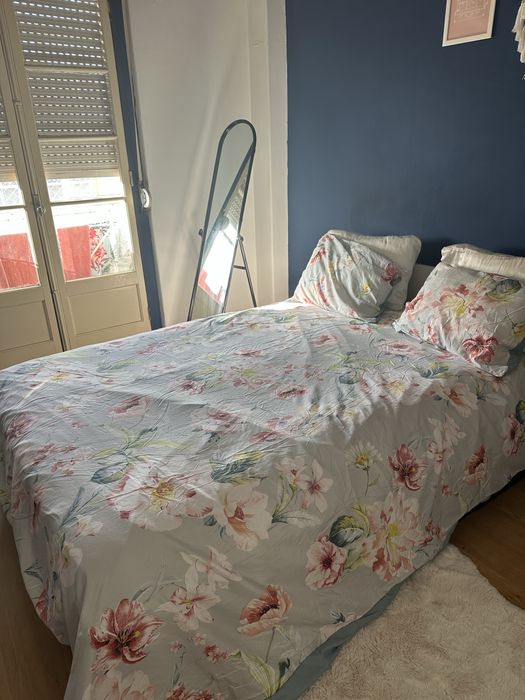 Cama completa com colchão, estrado, gavetas e mesa de cabeceira