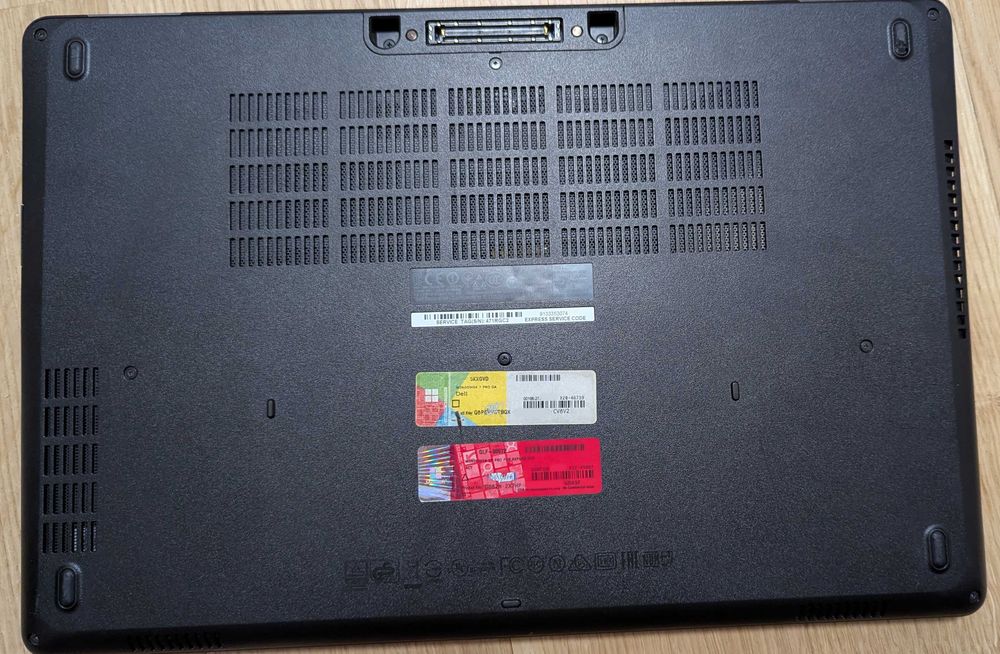 Laptop Dell Precision 3510 - uszkodzony, stacja dokująca