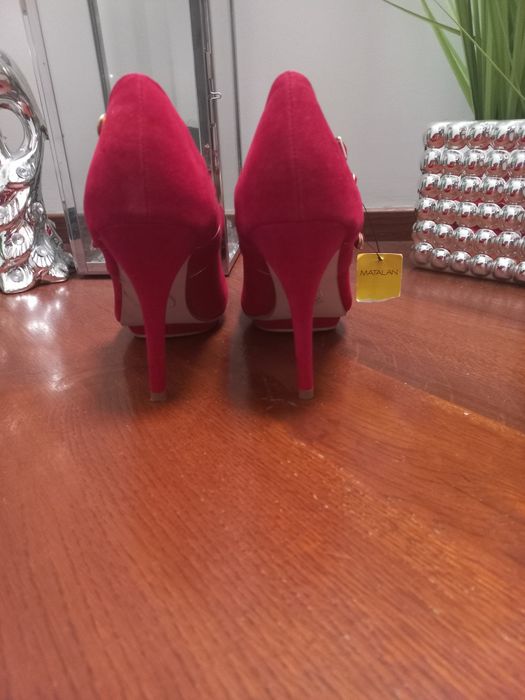 Nowe byty, czerwone szpilki