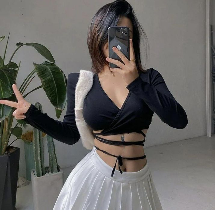 Жіночий однотонний кроп-топ на зав'язках