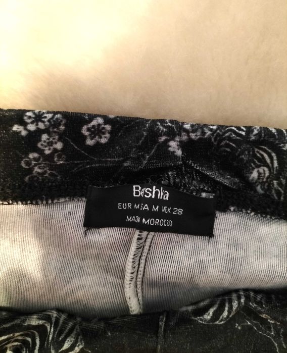 Calças pretas com padrão, aveludadas, tam. M, Bershka