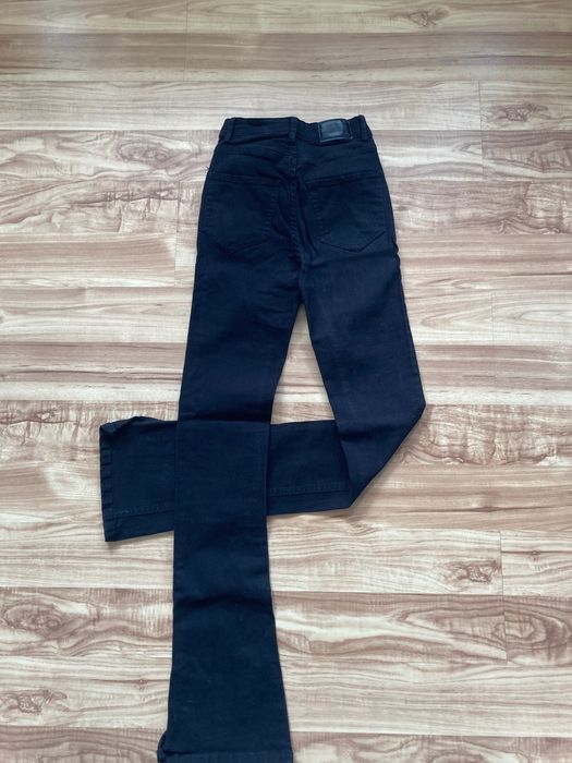 Czarne jeansy flare dzwony z wysokim stanem