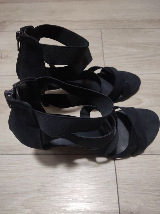 Granatowe paski na obcasie