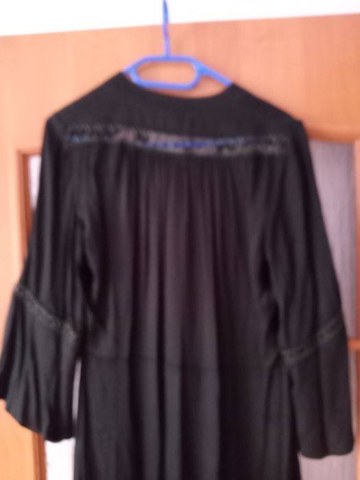 Sukienka czarna za kolano