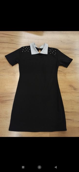 Elegancka prosta czarna sukienka z kołnierzykiem S 36