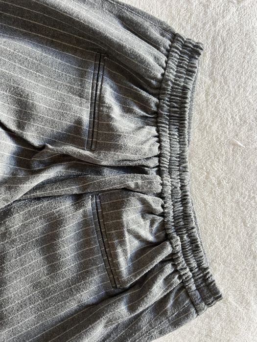 Calças cinzentas com riscas brancas Pull&Bear