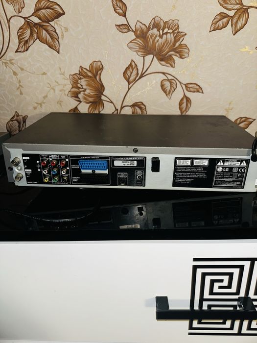 Продам відеомагнітофон LG DC476X