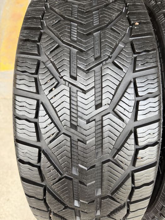 Шини зимові R18 235 45 Tigar winter Склад Осокорки RLX