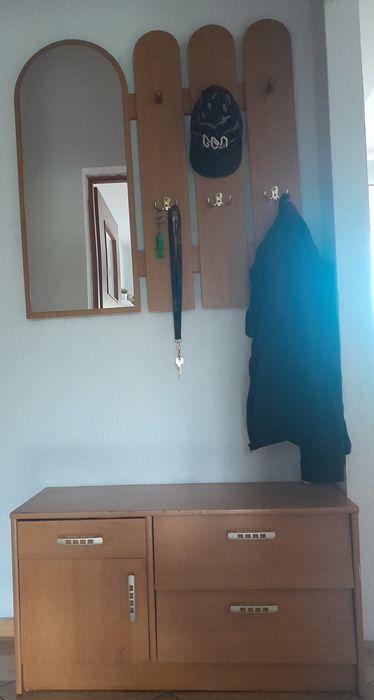 Szafka i wieszak