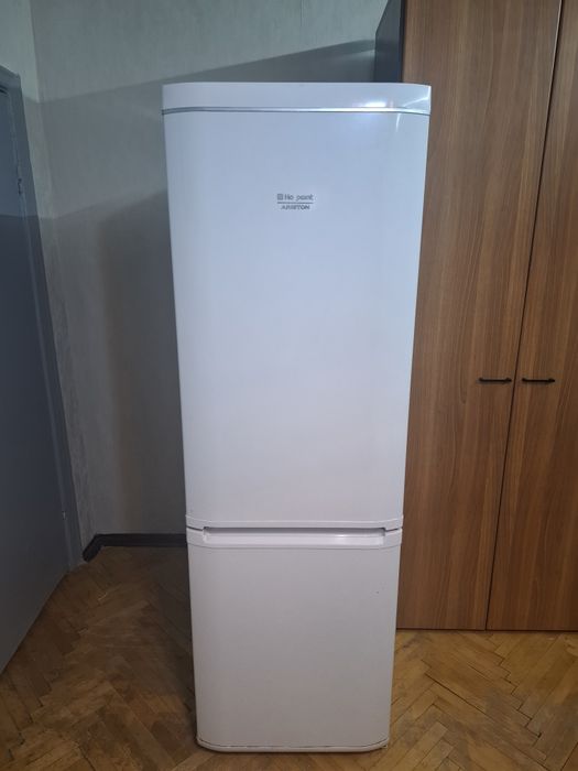 Терміново продам двокамерний холодильник Hotpoint Ariston висотою 185 см — в робочому стані