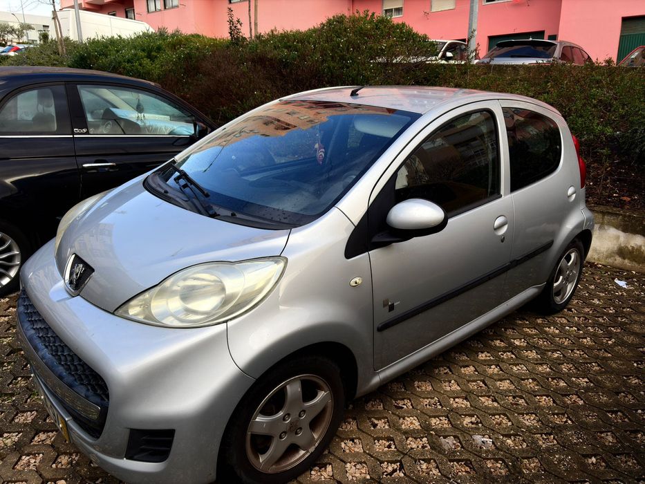 Peugeot 107 black and silver