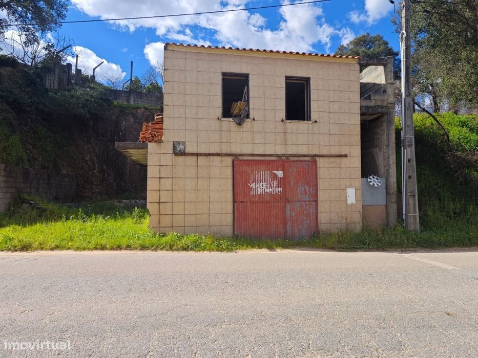 Moradia para restauro com terreno e vistas de rio