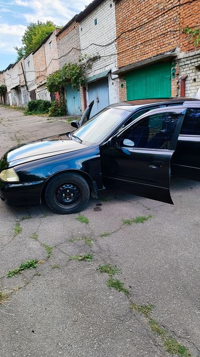 Автомобіль  в гарному стані чекає на нового господаря.