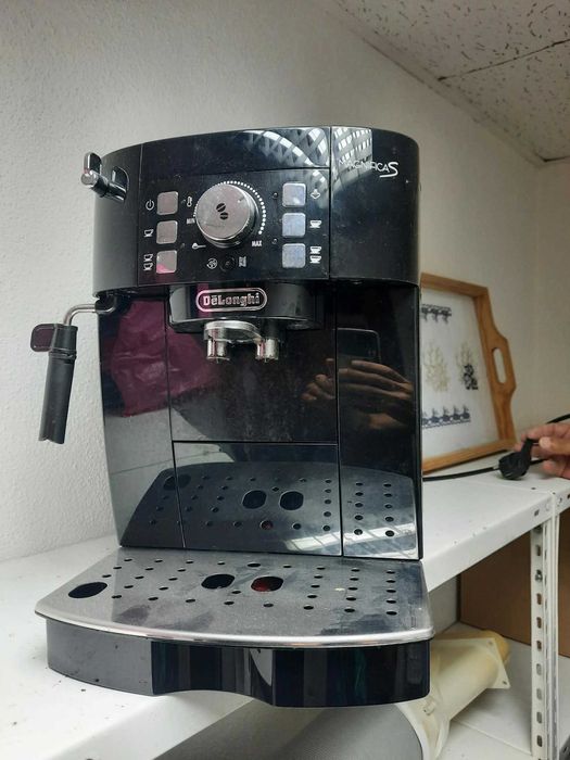 Vendo máquina de café automática De'Longhi Magnifica S, em excelente estado de conservação, totalmente limpa e a funcionar a 100%.