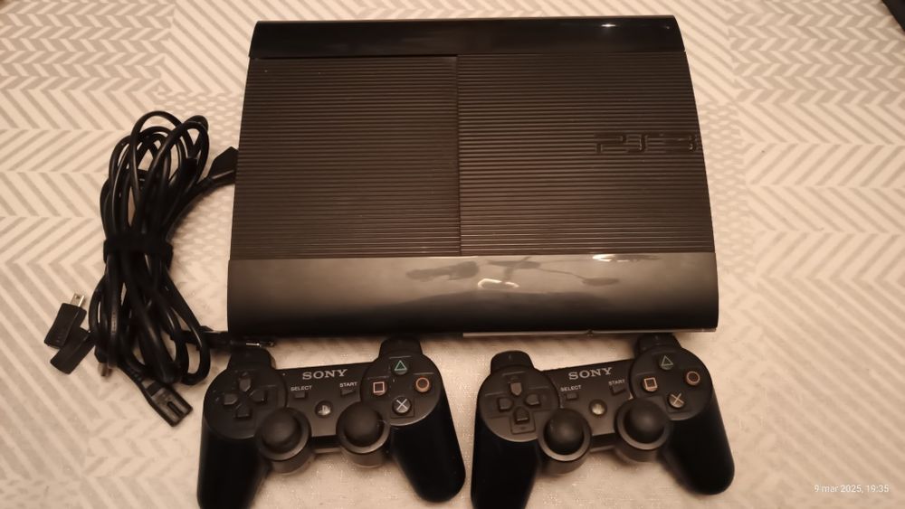 Konsola PlayStation 3 Superslim 500GB + 2 pady + okablowanie