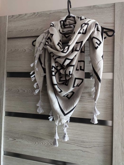 Chusta w kwiaty z frędzlami | folk | wiskoza |