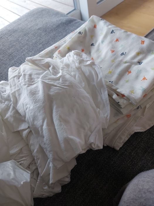 4 komplety pościeli i 3 prześcieradła do łóżeczka