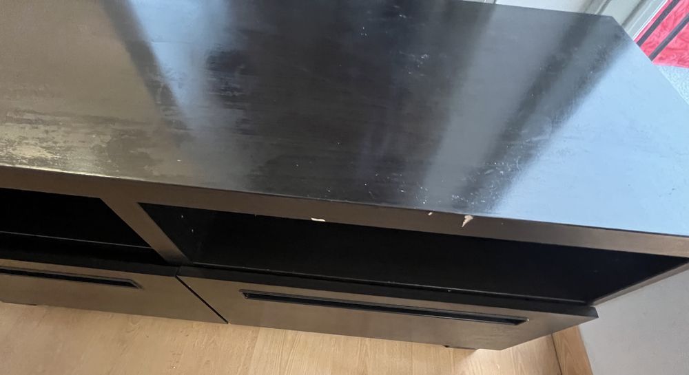 Móvel de tv usado com algumas marcas de uso.