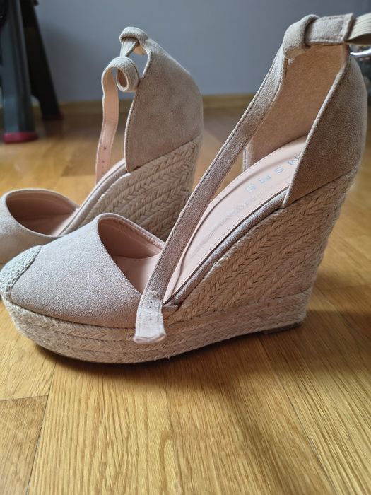 Beżowe espadryle koturny