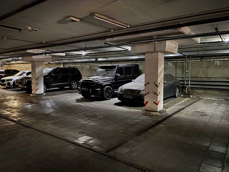 Продаж паркомісця Раїси Окіпної 4а