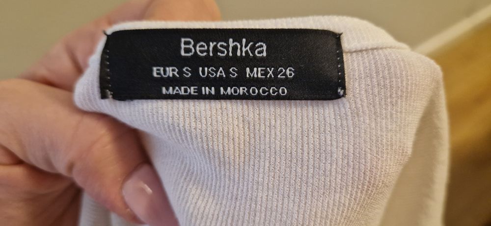 Biala bluzka z klamra S