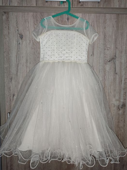 Неймовірно гарна пишна святкова сукня для дівчинки