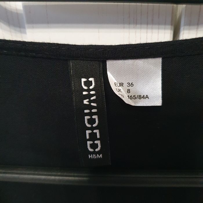 Czarna sukienka basic z dekoltem krótki rękaw
