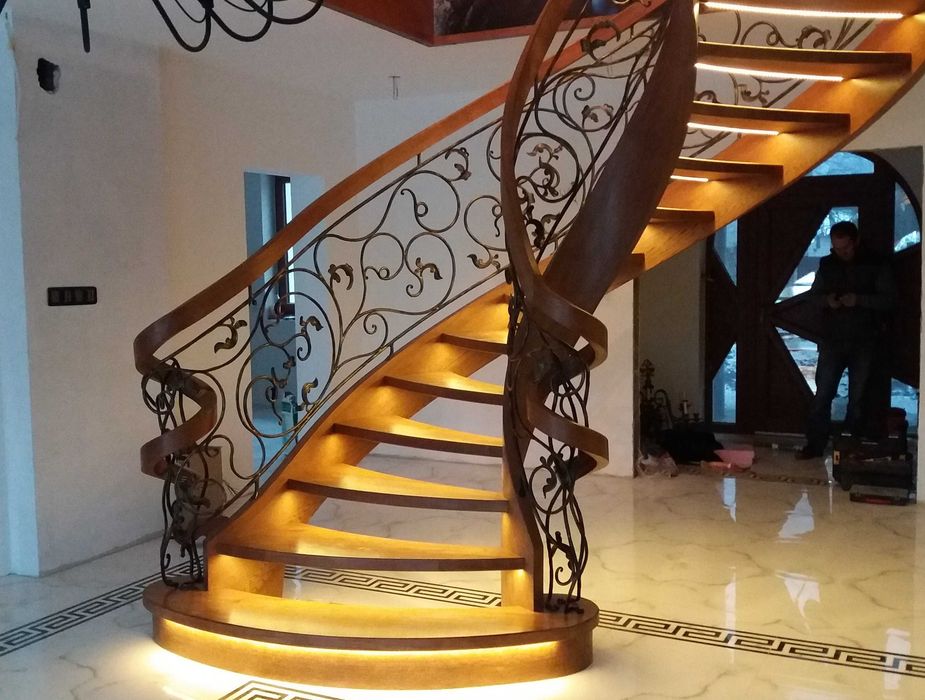Schody giete drewniane krecone kute balustrady