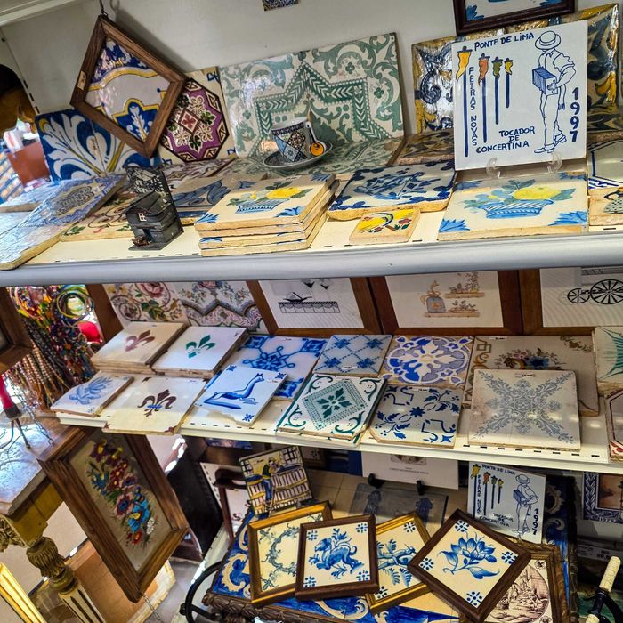 Azulejo Português Lamego com Moldura Madeira – Motivo Tradicional Azul