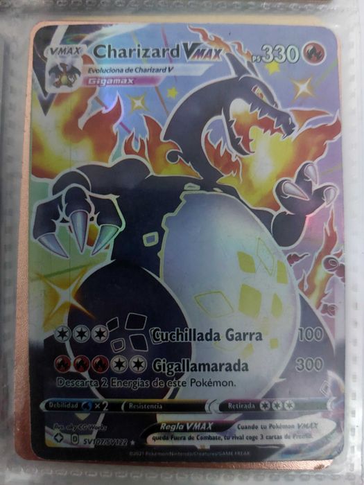 Carta Pokemone charizard.