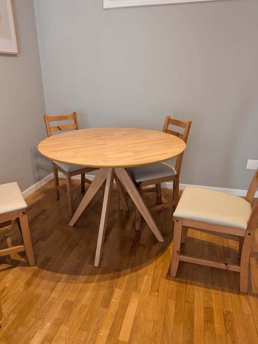 Mesa de jantar redonda com cadeiras