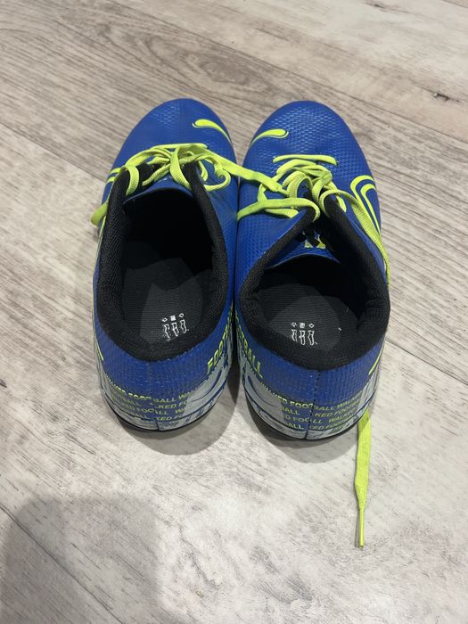 Футбольне взуття.