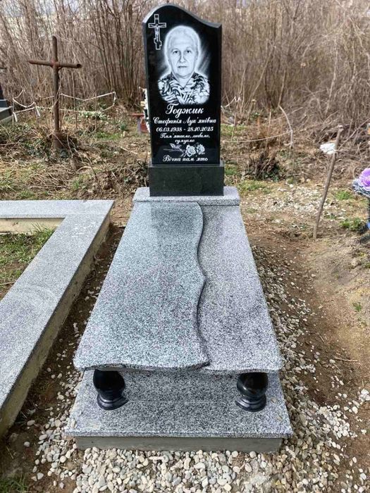 Памʼятник з монтажем