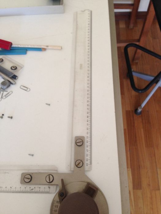 Estirador com máquina de desenhar