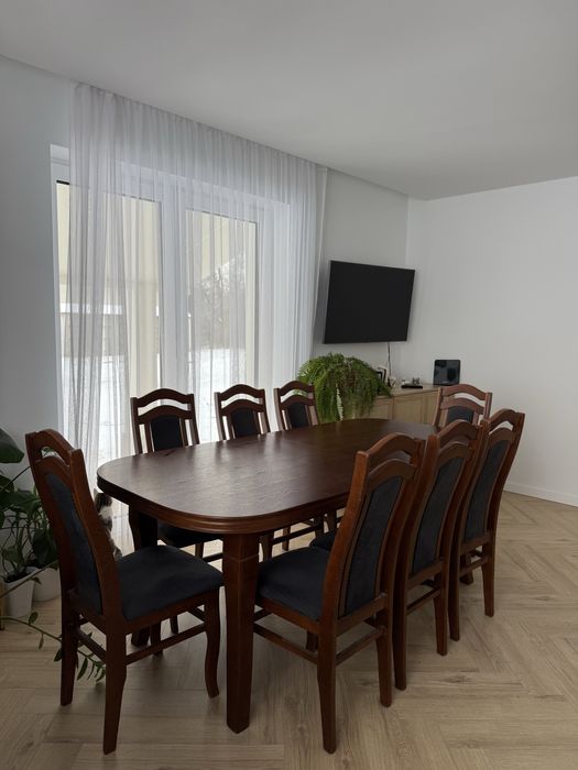 Brązowy stół rozkładany z 10 krzesłami