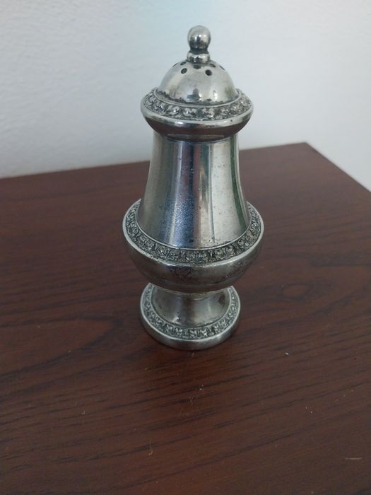 Posrebrzana pieprzniczka, sygnowana