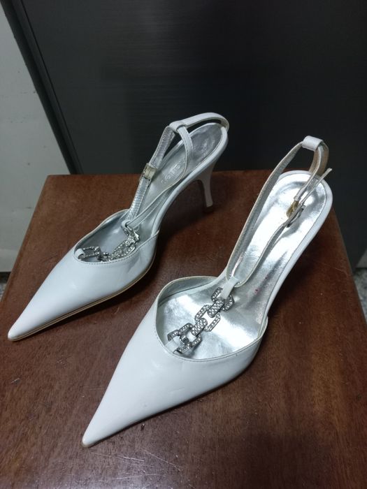 Sapatos novos brancos marca Charles