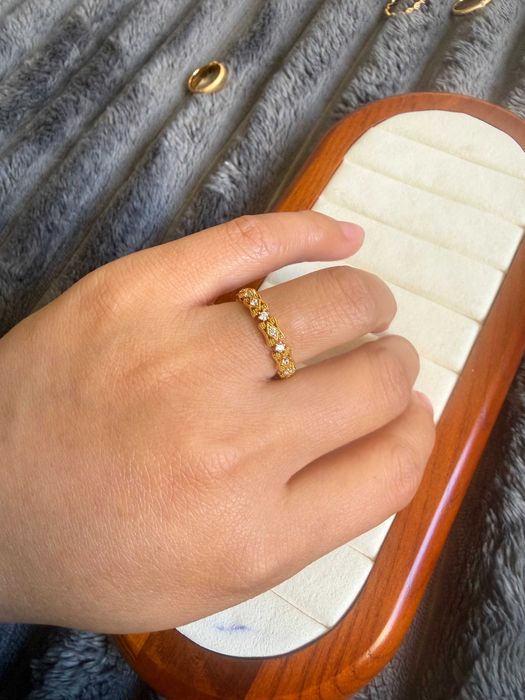 Anel Vazado Empilhável com Zircônias Estilo Almofada – Tamanho 7 ring