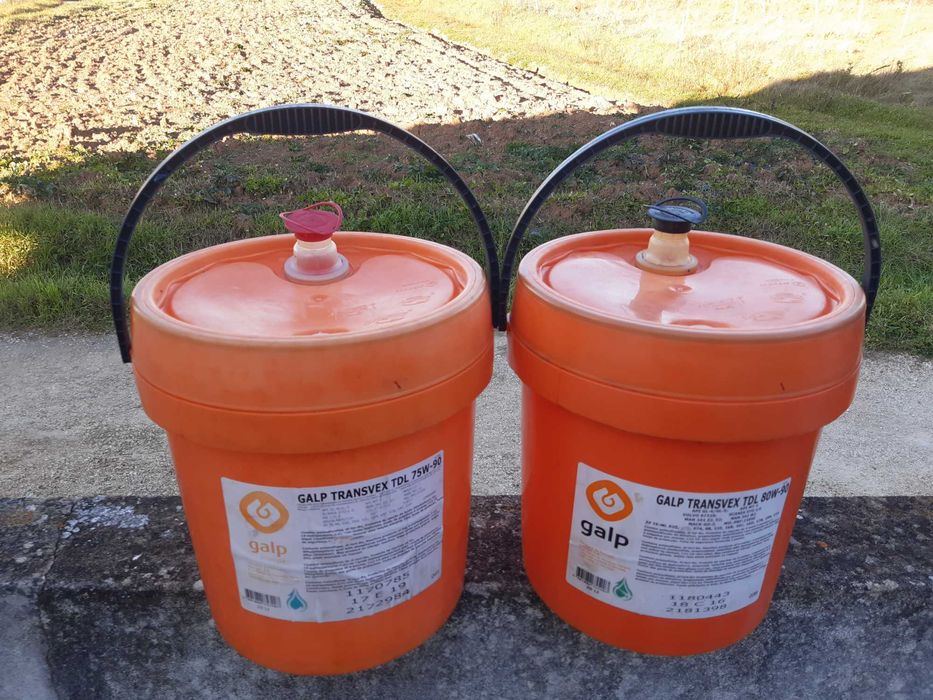 Bidon e baldes de lubrificante vazias