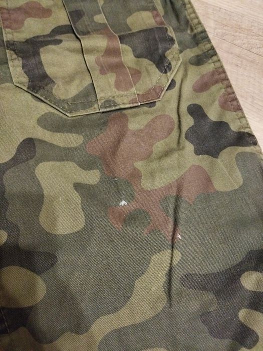 Spodnie wojskowe kieszenie przód.