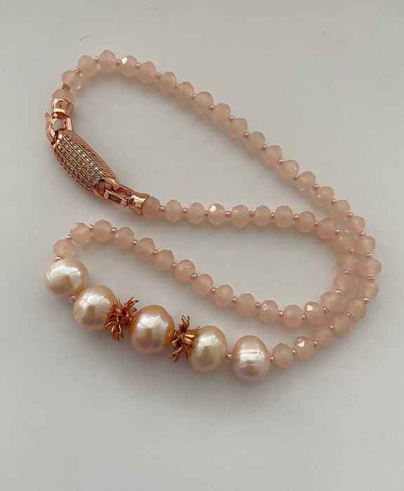 Рожевий чокер нареченої з натуральних перлів та кришталю, 42 см.