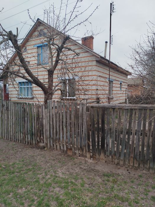 Продам будинок на два поверхи