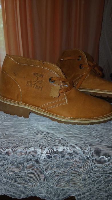 Чоловіче взуття класичні дезерти (desert boots) бренду Bata Safari.