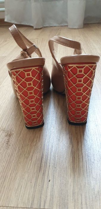 Продам босоніжки 38 розміру на підборах