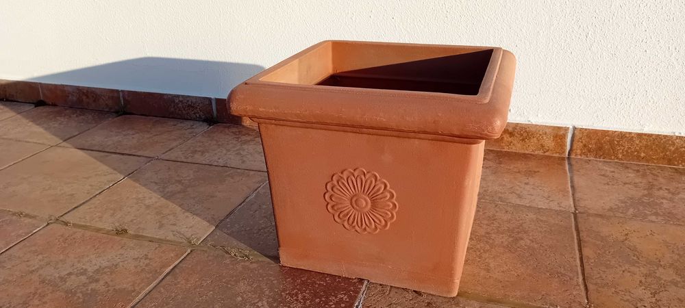 Vaso Exterior Telcom em resina  Tamanho 40x40x34 cm